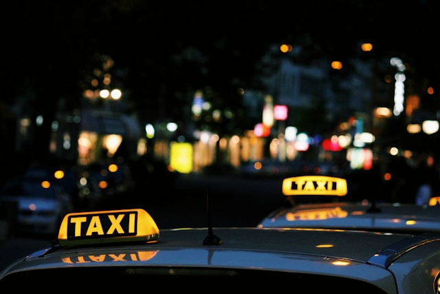 Wat zijn de voordelen van een taxibedrijf dat ook in het weekend rijdt?