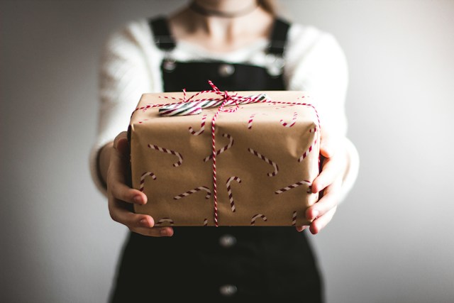 Kerstpakket als relatiegeschenk voor klanten: hoe zorg je dat het blijft hangen